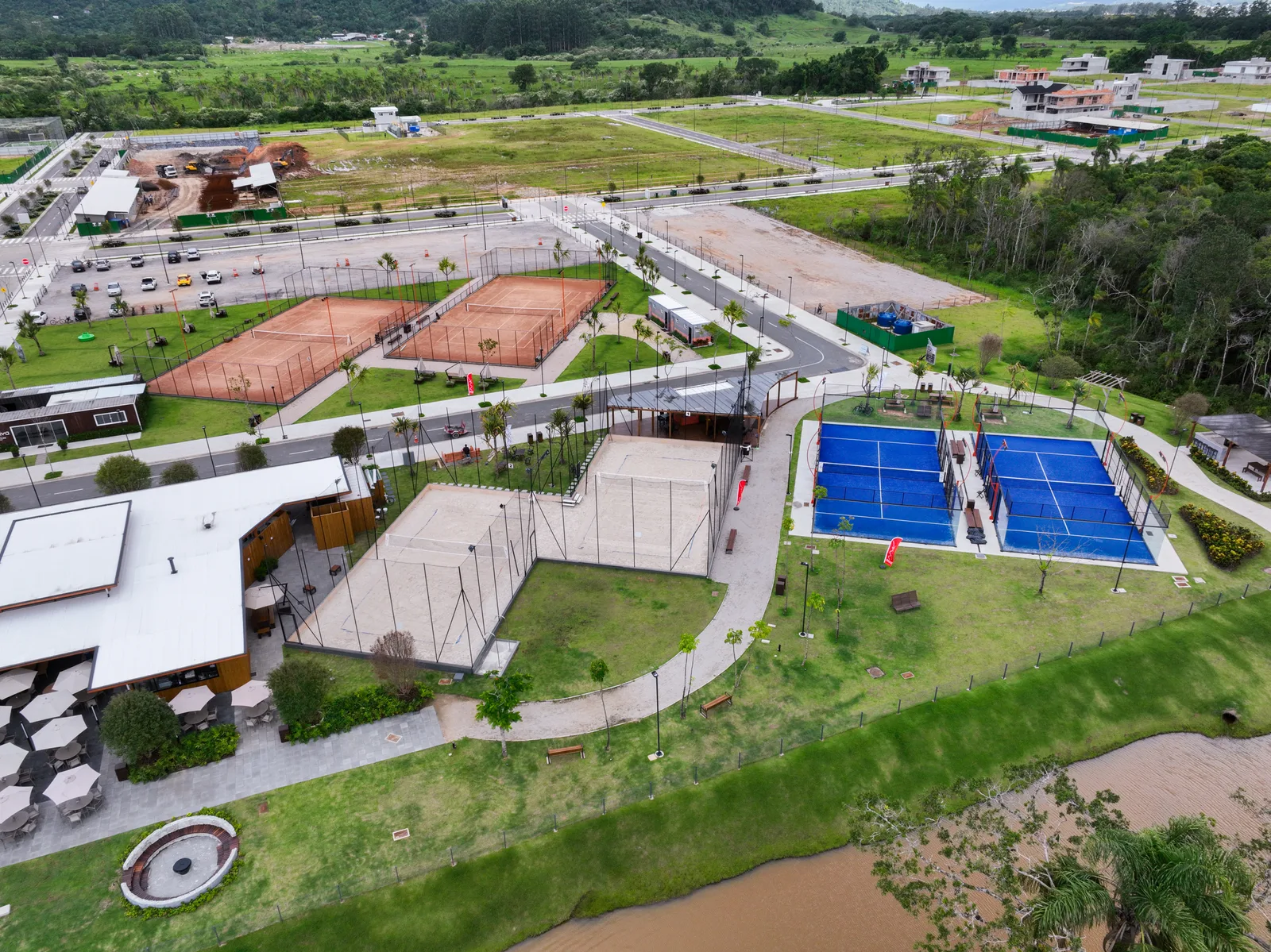 Vista aérea real das quadras e do complexo de esporte no parque do VivaPark