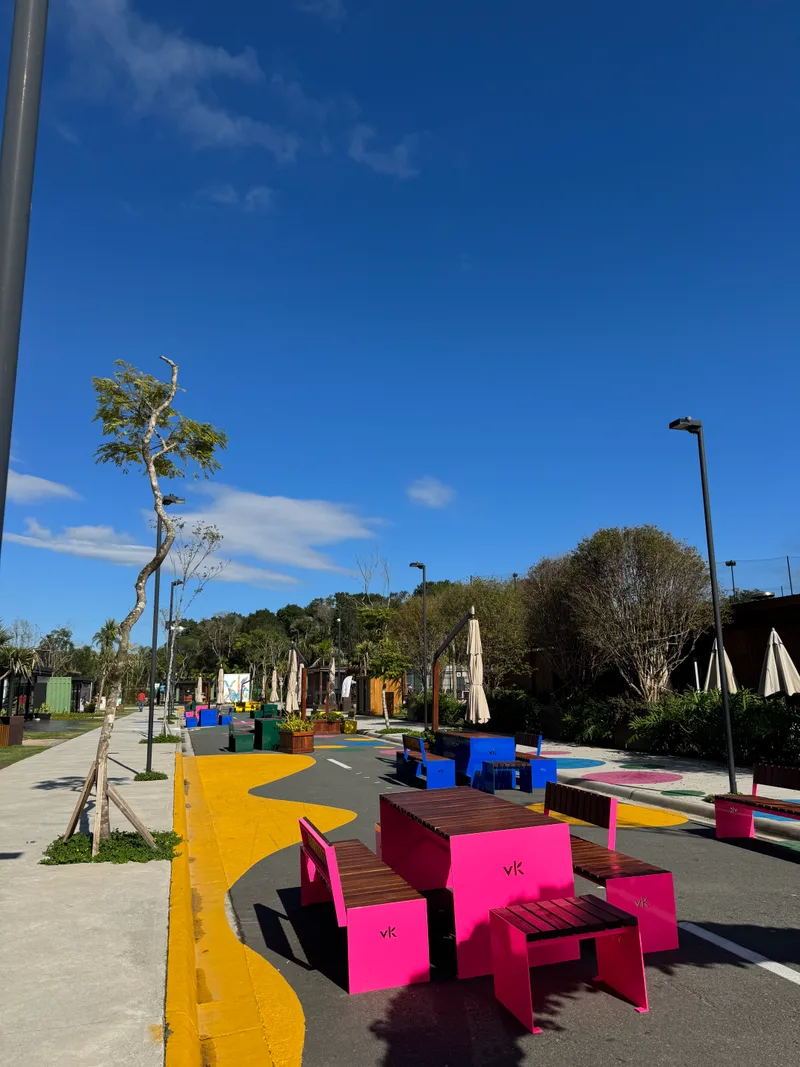 Rua viva do VivaPark com mobiliário urbano colorido e comércio