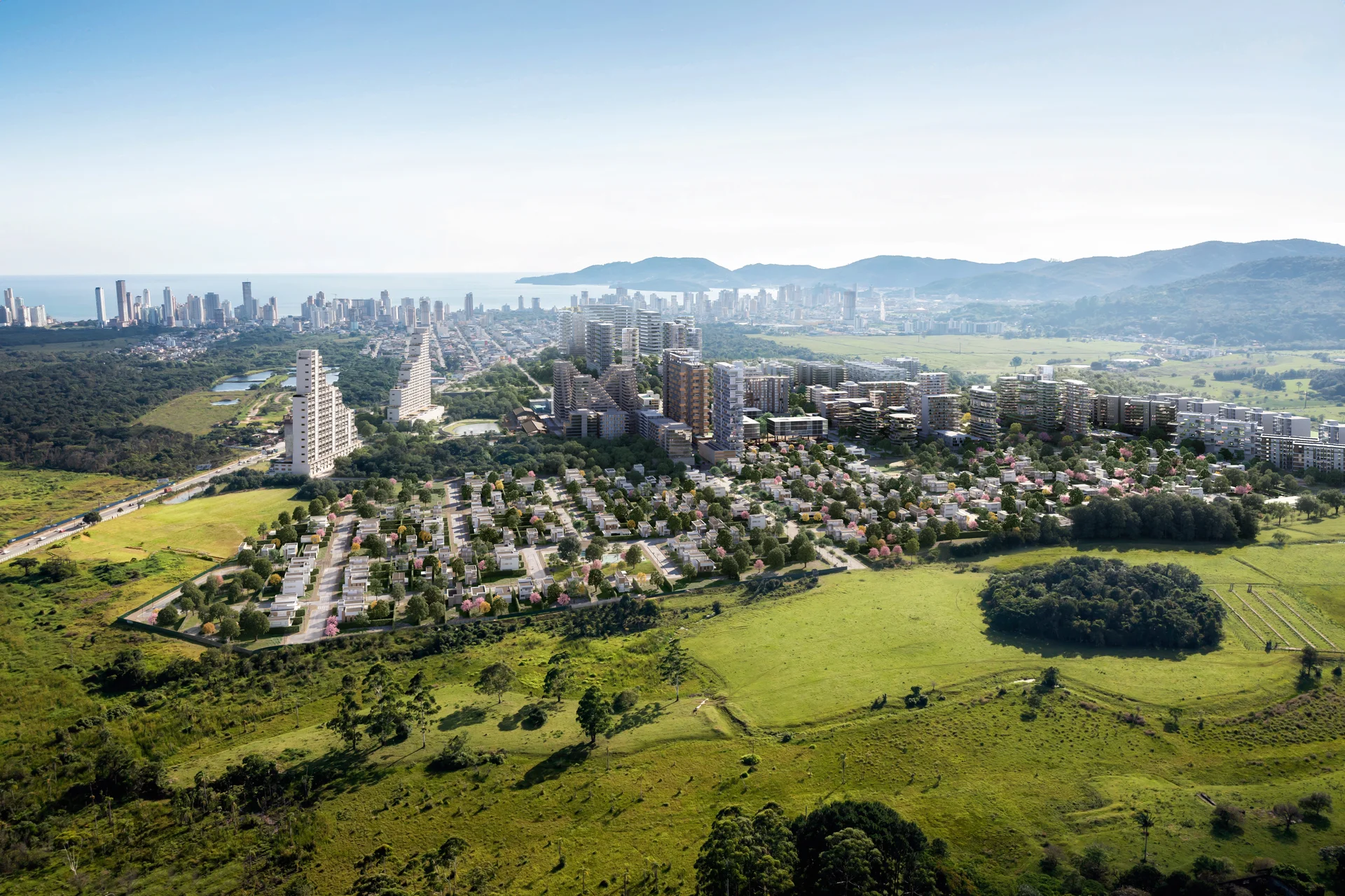 Vista aérea do VivaPark Porto Belo com Balneário Camboriú e o mar ao fundo
